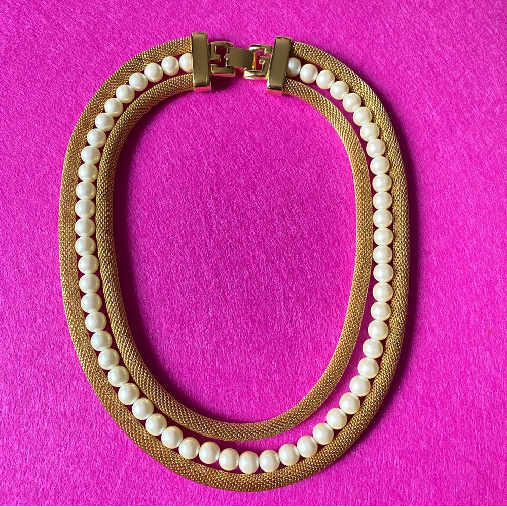 GIVENCHY VINTAGE Elegant Gold and Fuax Pearl Necklace
